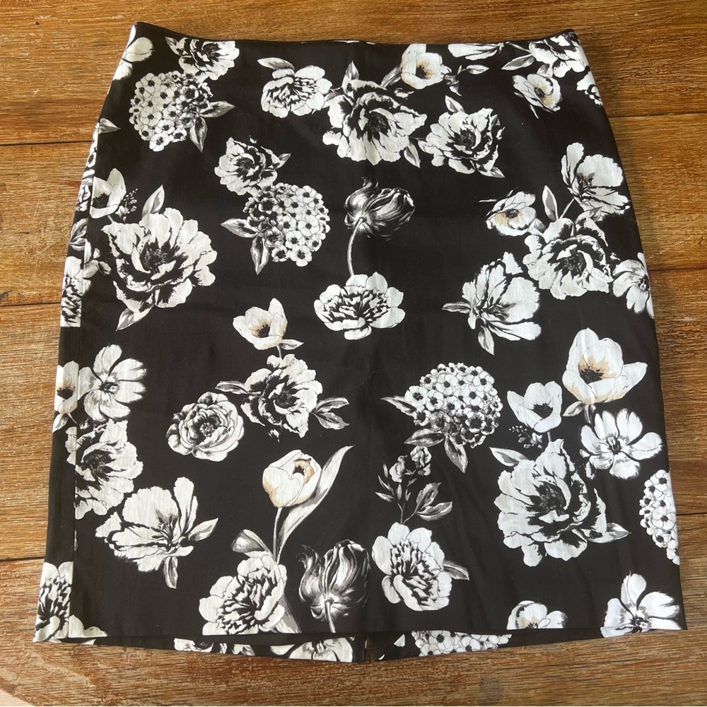 WHITE HOUSE BLACK MARKET WHBM Black White Floral Skirt Lined Zipper Closure 12